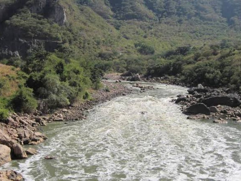 Buscan sanciones contra quien contamine el río Santiago