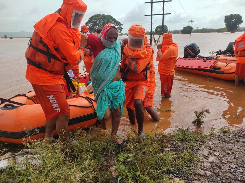 Buscan sobrevivientes en India tras fuerte tormenta