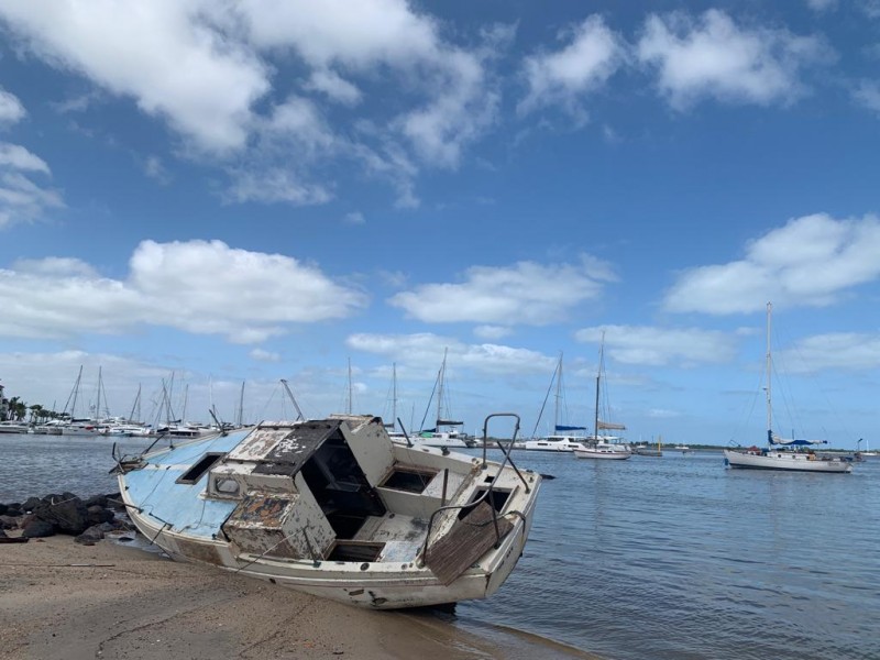 Buscan soluciones ante problemática de embarcaciones encalladas en el malecón