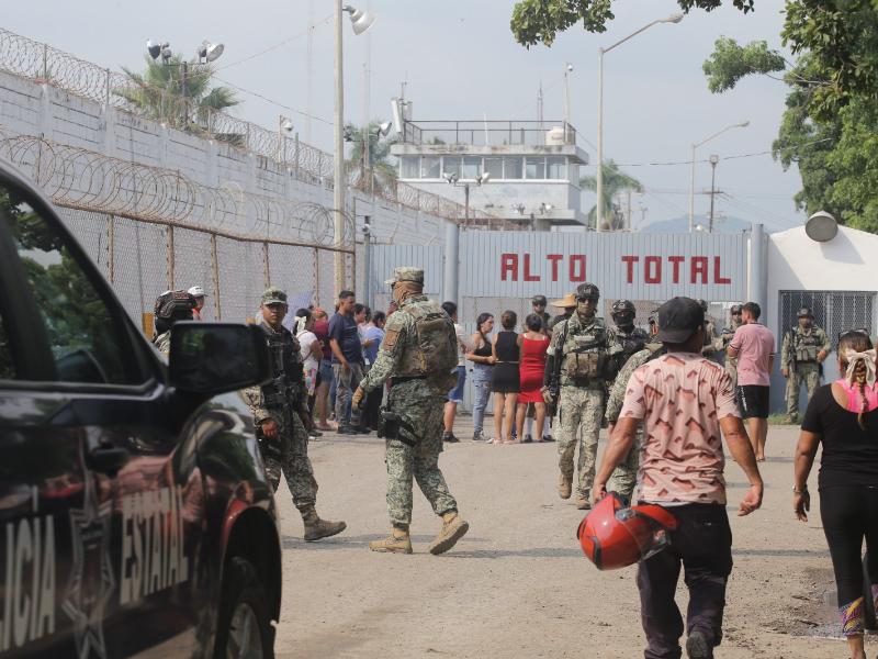 Buscarán trasladar reos a penales federales; construirán otro en Culiacán