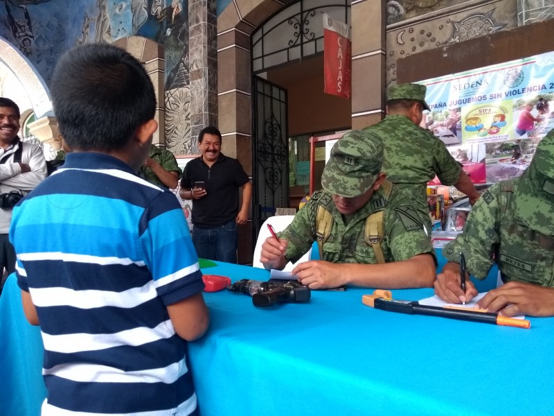 Cambían juguete bélicos por lúdicos