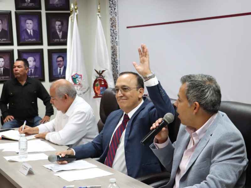 Cabildo toma protesta a Antonio Menéndez como alcalde sustituto