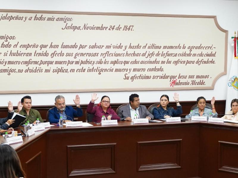 Cabildo de Xalapa avala eliminar fuero para autoridades municipales
