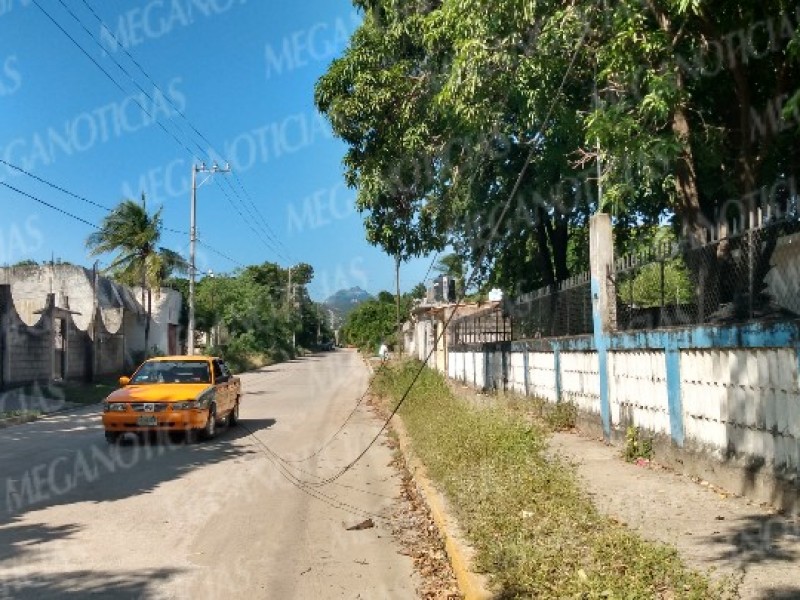 Cables caen en Colonia Hidalgo Oriente, Salina Cruz