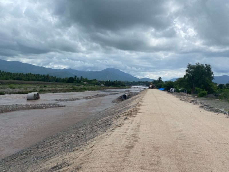 Cables de alta tensión al descubierto por bordo en Petatlán