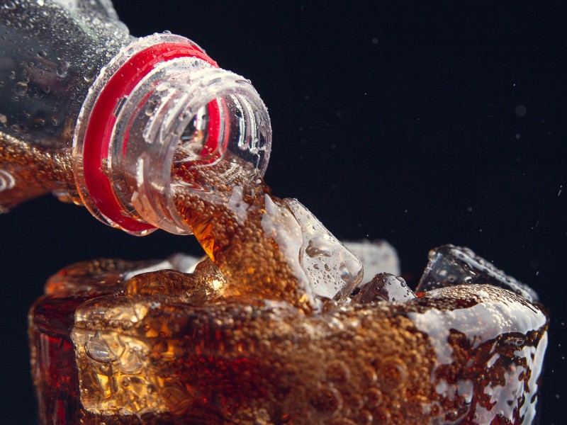 Cada mexicano consume 166 litros de refrescos al año
