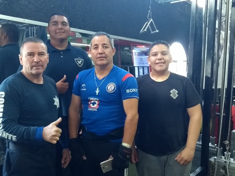 Cadetes de Seguridad Pública participan en Tae Kwondo.