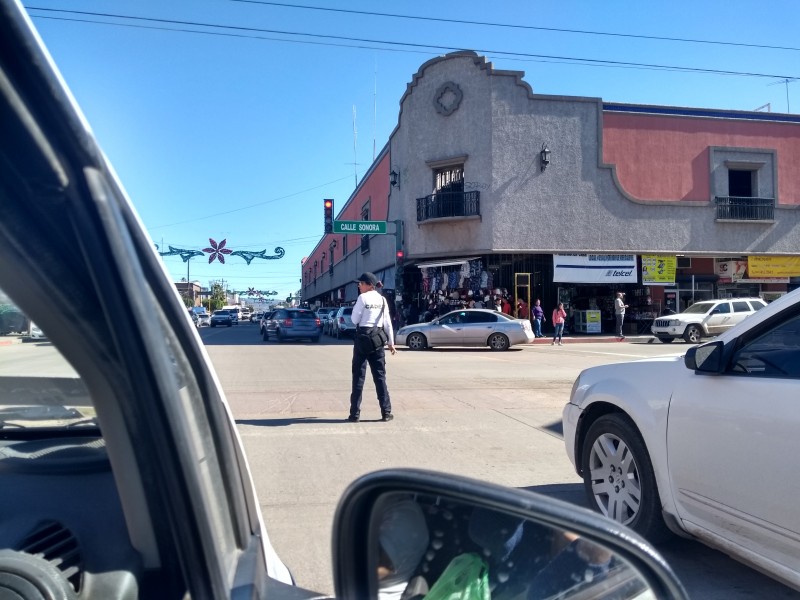 Cadetes y Tránsito dirigen tráfico en el Centro