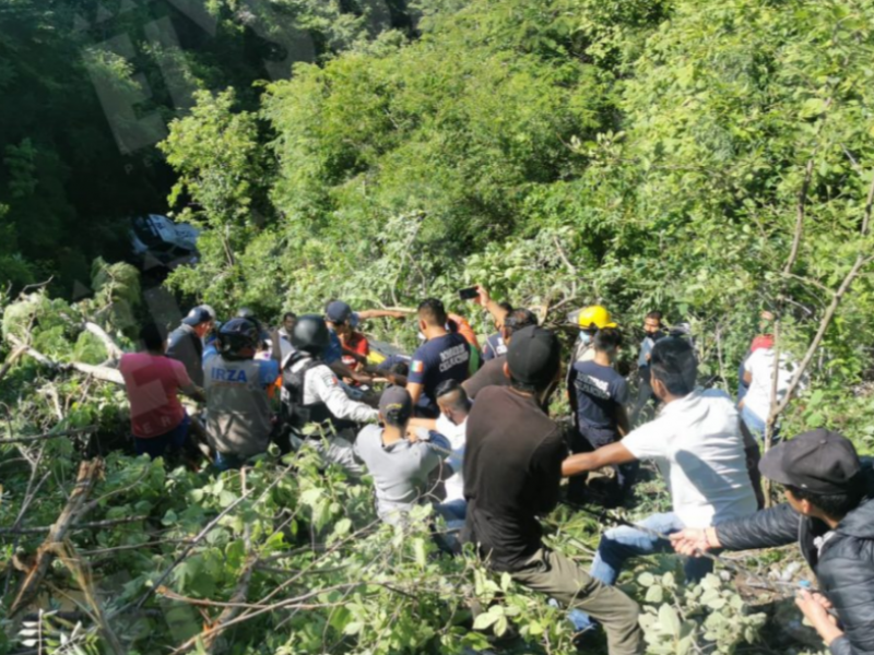 Cae a barranco,  urvan del servicio público en Chilpancingo
