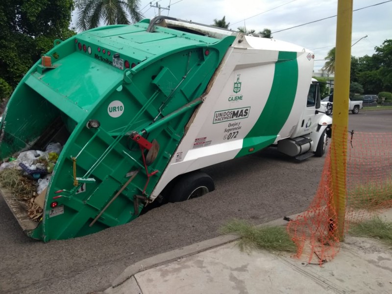 Cae a socavón camión recolector de basura