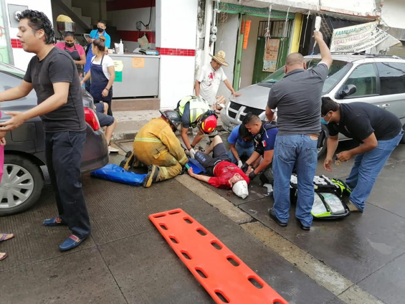 Cae alero sobre transeúntes en Coatepec, hay dos lesionados