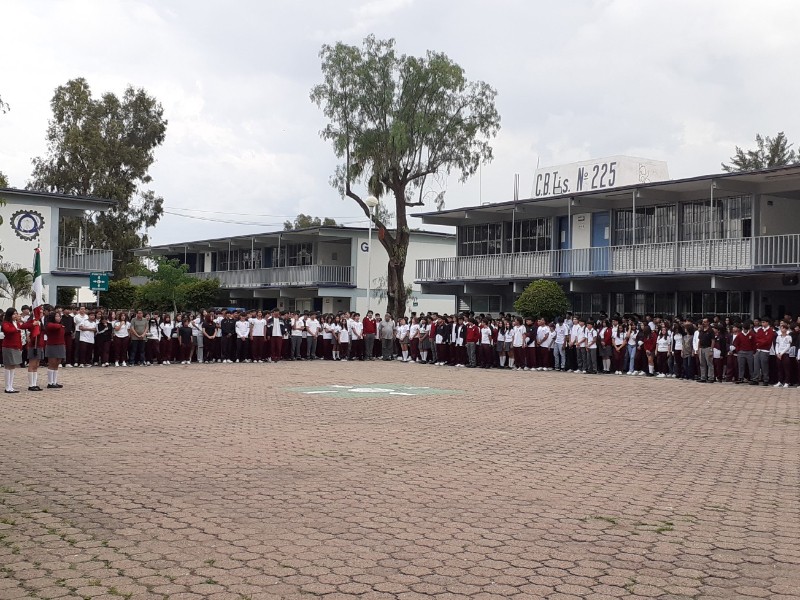 Cae alumno de Bachillerato desde un tercer piso. Esta delicado