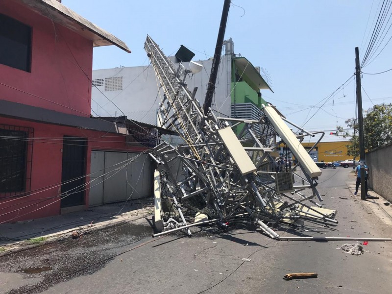 Cae antena telefónica en Boca del Río