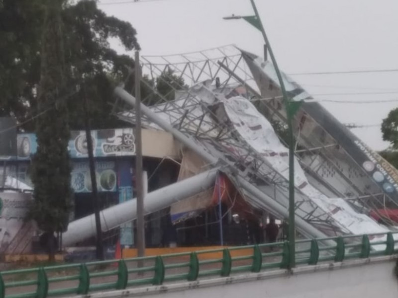 Cae anuncio espectacular en Tuxtla tras intensa lluvia