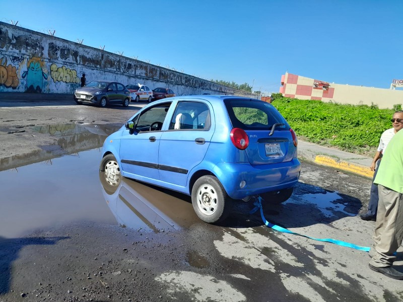 Cae auto a un hoyo en la avenida Icazo