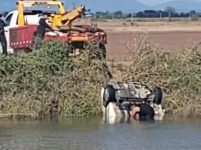 Cae auto al canal bajo, 3 personas quedaron atrapadas en el interior