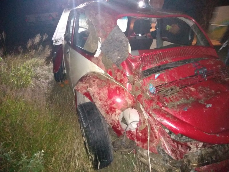 Cae auto en barranca