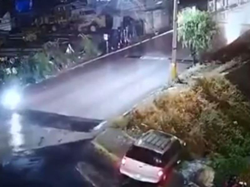 Cae auto en canal de aguas negras en Chicoloapan