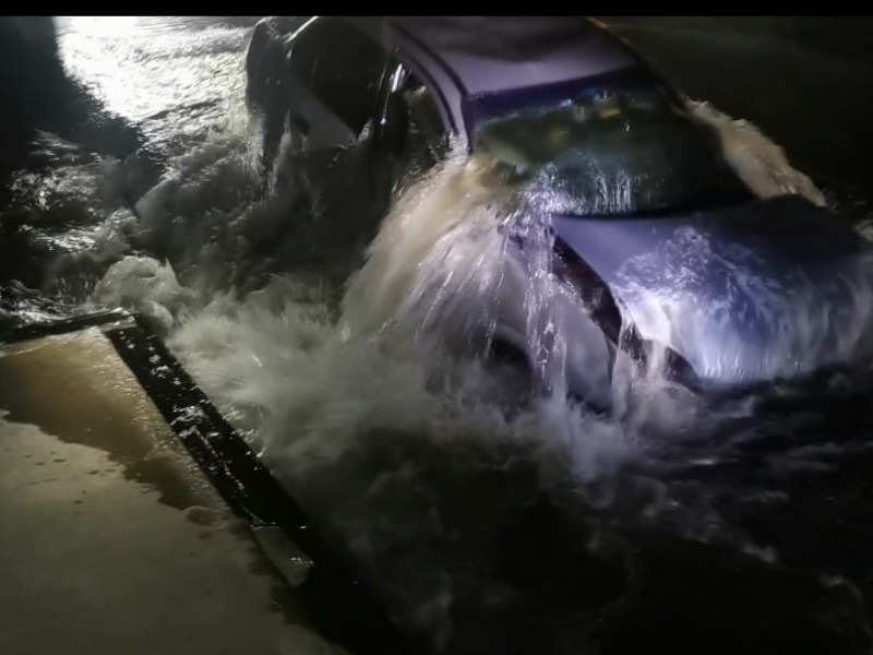 Cae auto en La Marina Ixtapa, fallecen dos personas