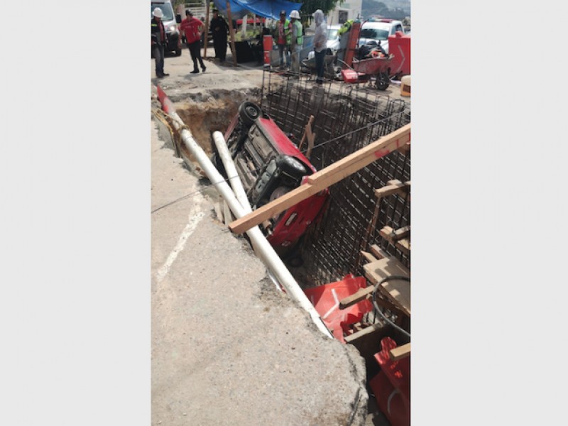 Cae auto en socavón de escénica Acapulco