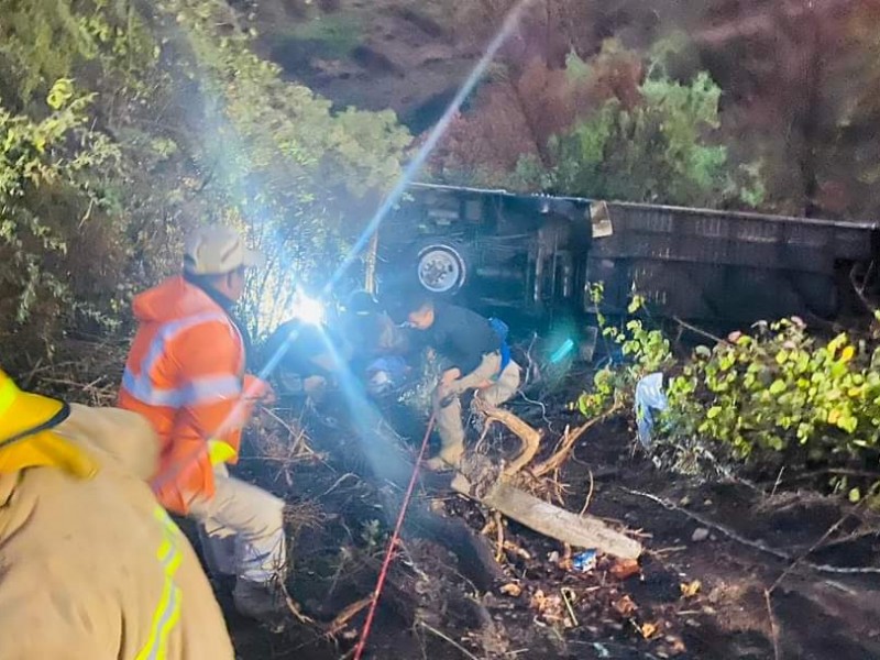 Cae autobús de pasajeros a barranco en Tacámbaro