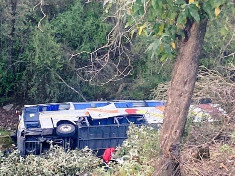 Cae aútobus de pasajeros en la México-Puebla, deja un muerto