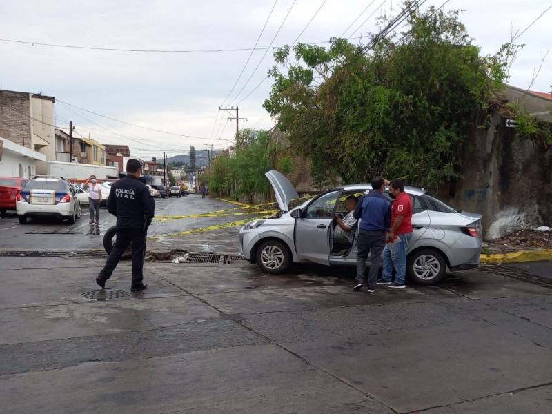 Cae automóvil a rejilla averiada en P.Sánchez y Eulogio Parra