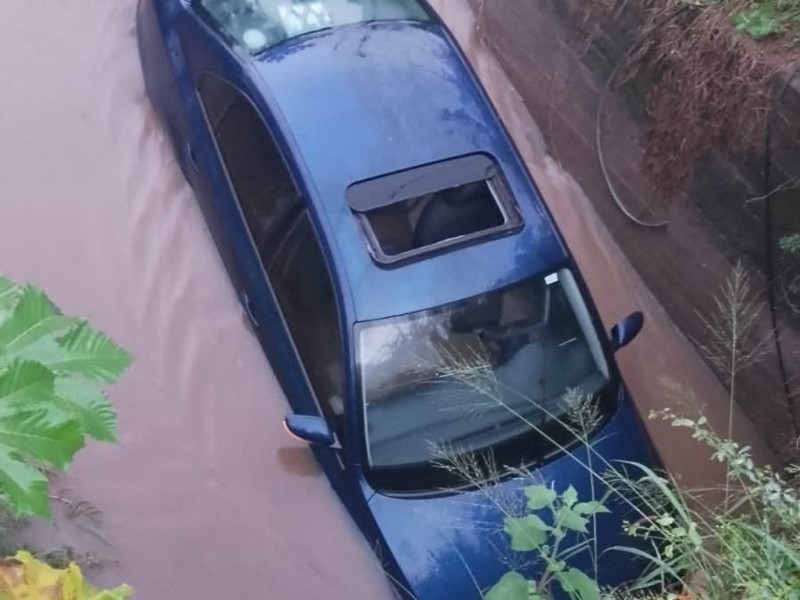 Cae automóvil a un canal cercano a Lo de Villa