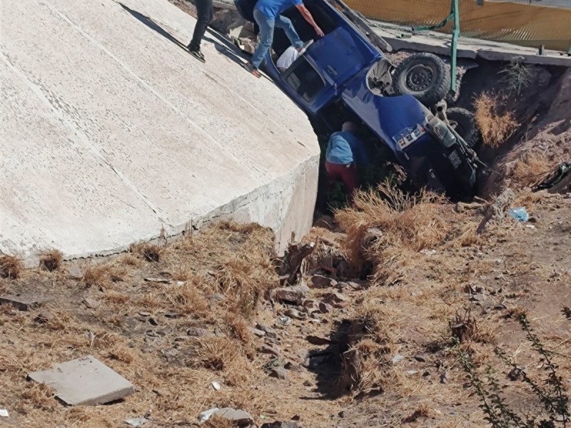 Cae automóvil del puente de Miramar