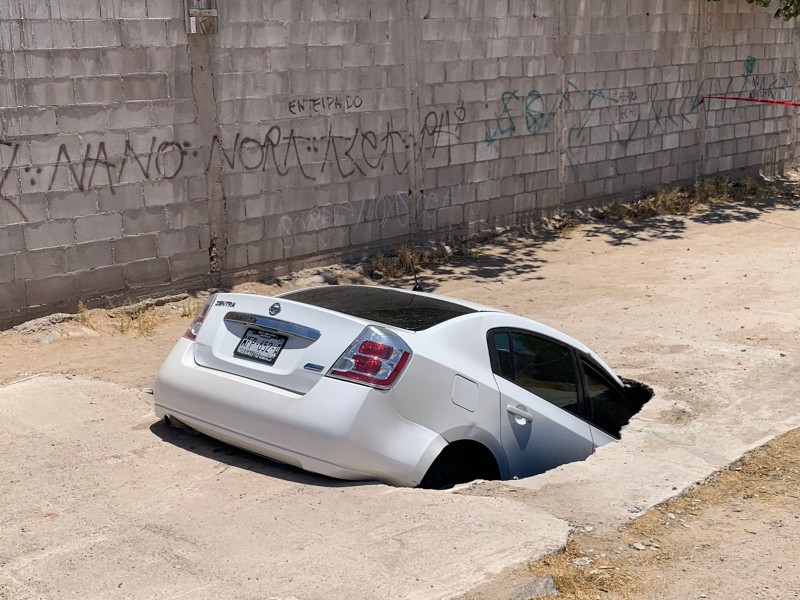 Cae automóvil en un socavón en Hermosillo