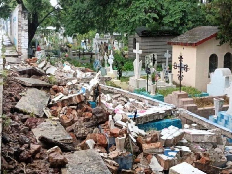 Cae barda de panteón debido a lluvias y el sismo