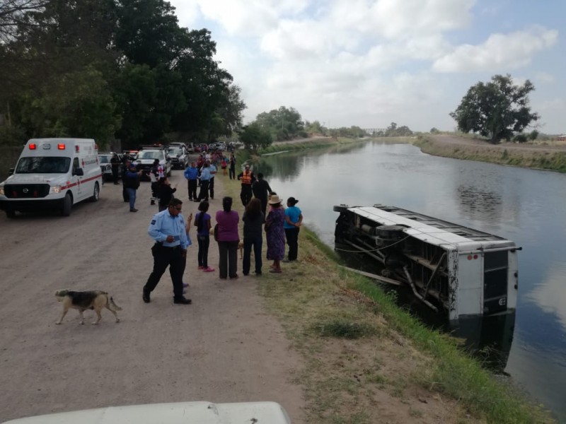 Cae camión con pasajeros a canal bajo