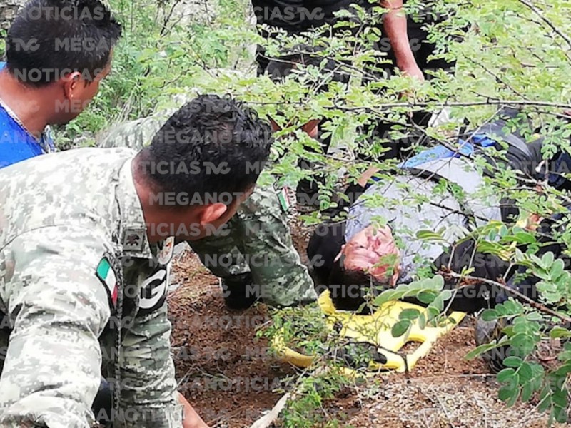 Cae camioneta a barranco en Vigastepec