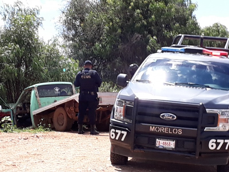 Cae camioneta al borde de un arroyo