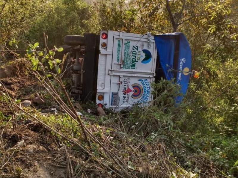 Cae camioneta con peregrinos a barranco en Cuetzalan