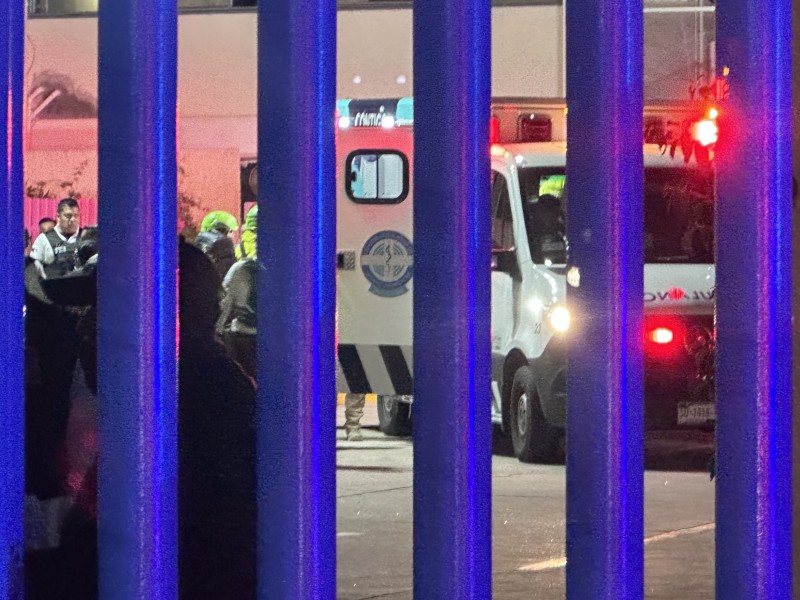 Cae camioneta desde tercer piso de estacionamiento