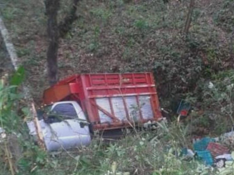 Cae camioneta en la Coatepec-Las Trancas