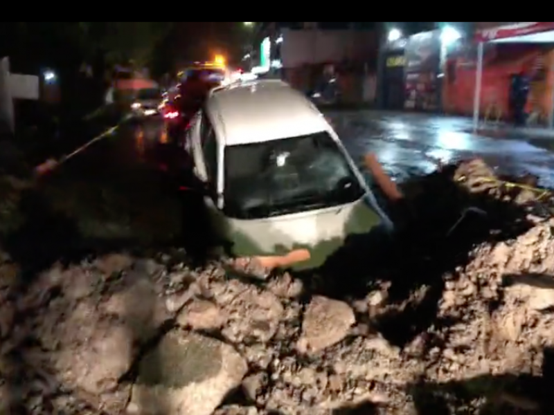 Cae camioneta en zanja en colonia Valle de Matatipac