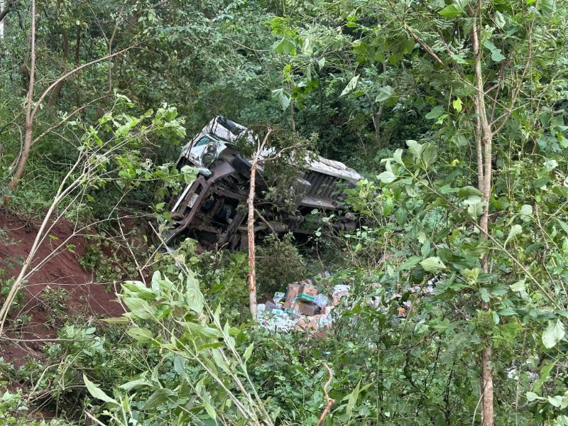 Cae camioneta hacia barranco en Minatitlán; dos lesionados Cae camioneta hacia barranco en Minatitlán; dos lesionados