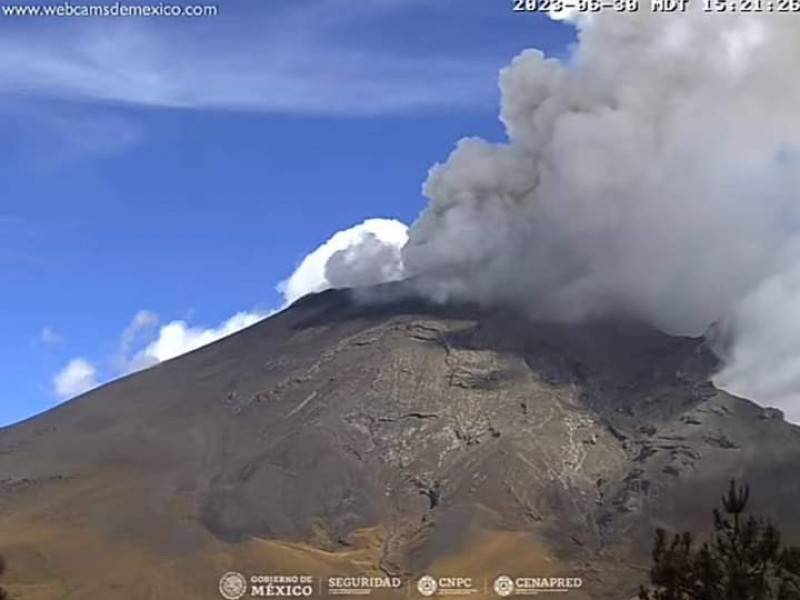 Cae ceniza de volcán Popocatépel en municipios de estados vecinos