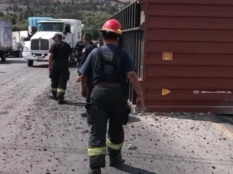 Cae contenedor de tráiler en la Jesús Reyes Heroles