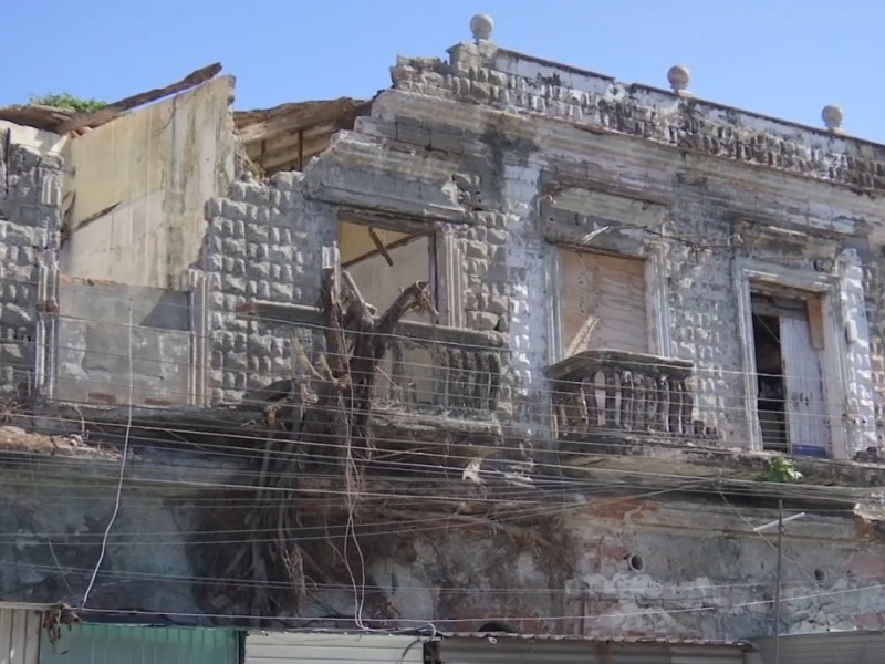 Cae cornisa de un edificio en la zona de mercados