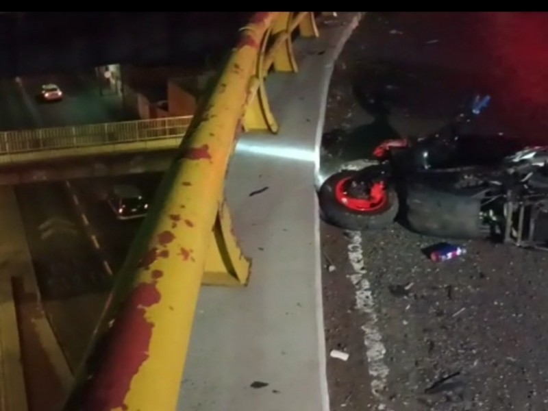 Cae de un puente y fallece