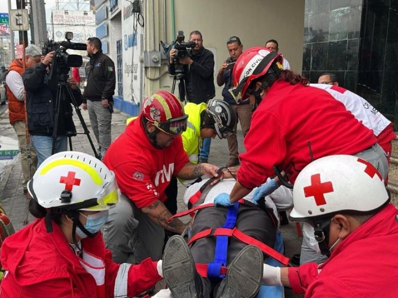 Cae elevador de una funeraria en el Centro de Monterrey