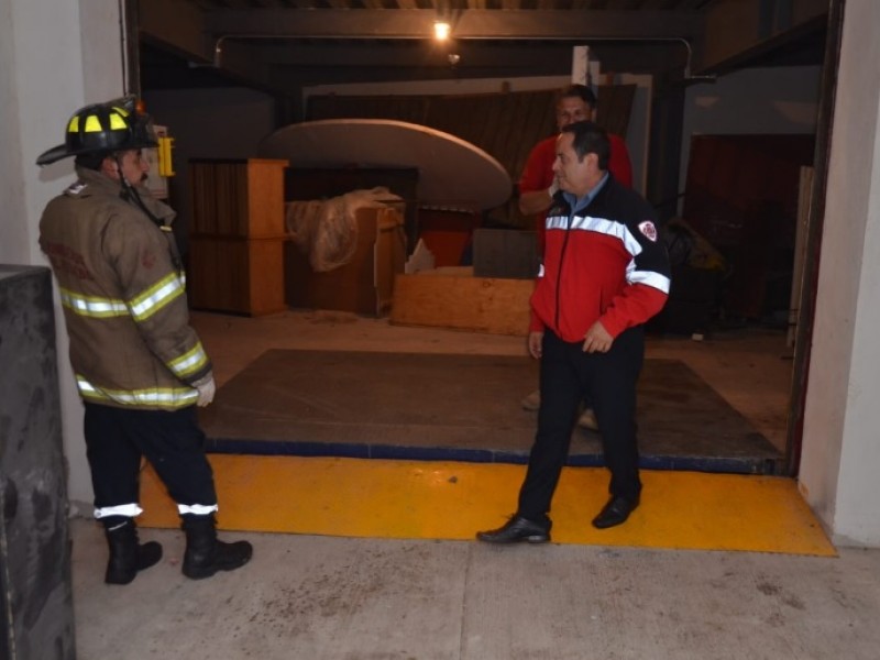 Cae elevador, no soporta peso de 30 menores