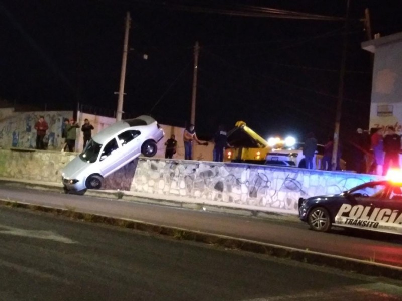 Cae en desnivel conductor de automóvil en bulevar Vicente Suarez