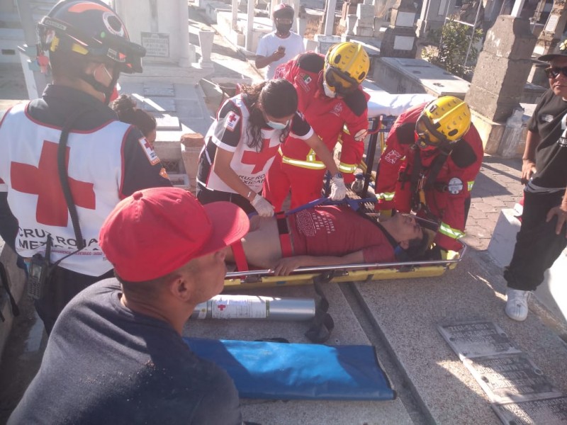 Cae en fosa durante sepelio en Panteón de Mezquitán