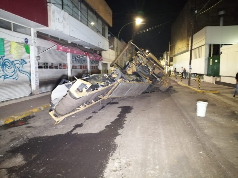 Cae en socavón maquinaria de asfalto de Guadalajara