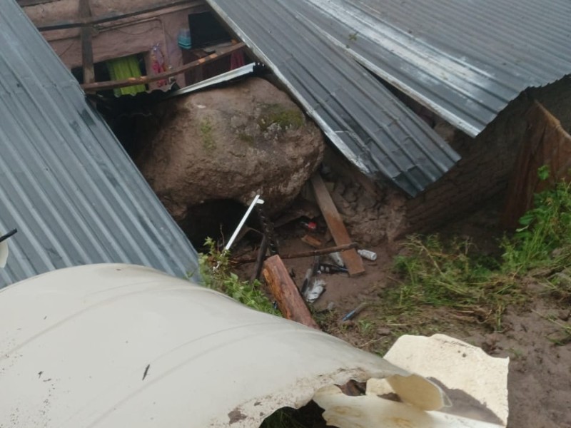 Cae enorme roca sobre vivienda en Otáez, Durango
