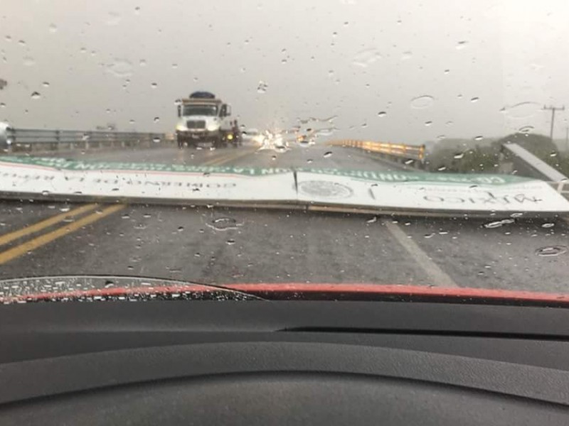 Cae espectacular por lluvias y viento en Tuxtla
